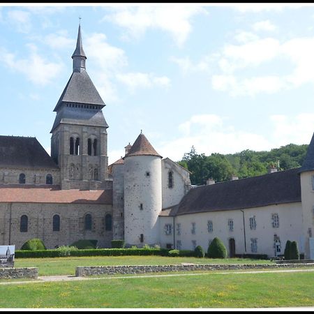 Gîte AU BORD DE L'EAU Chambon-sur-Voueize Exterior foto