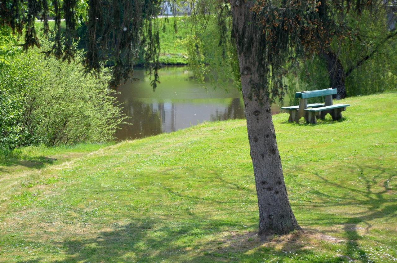 Gîte AU BORD DE L'EAU Chambon-sur-Voueize Exterior foto